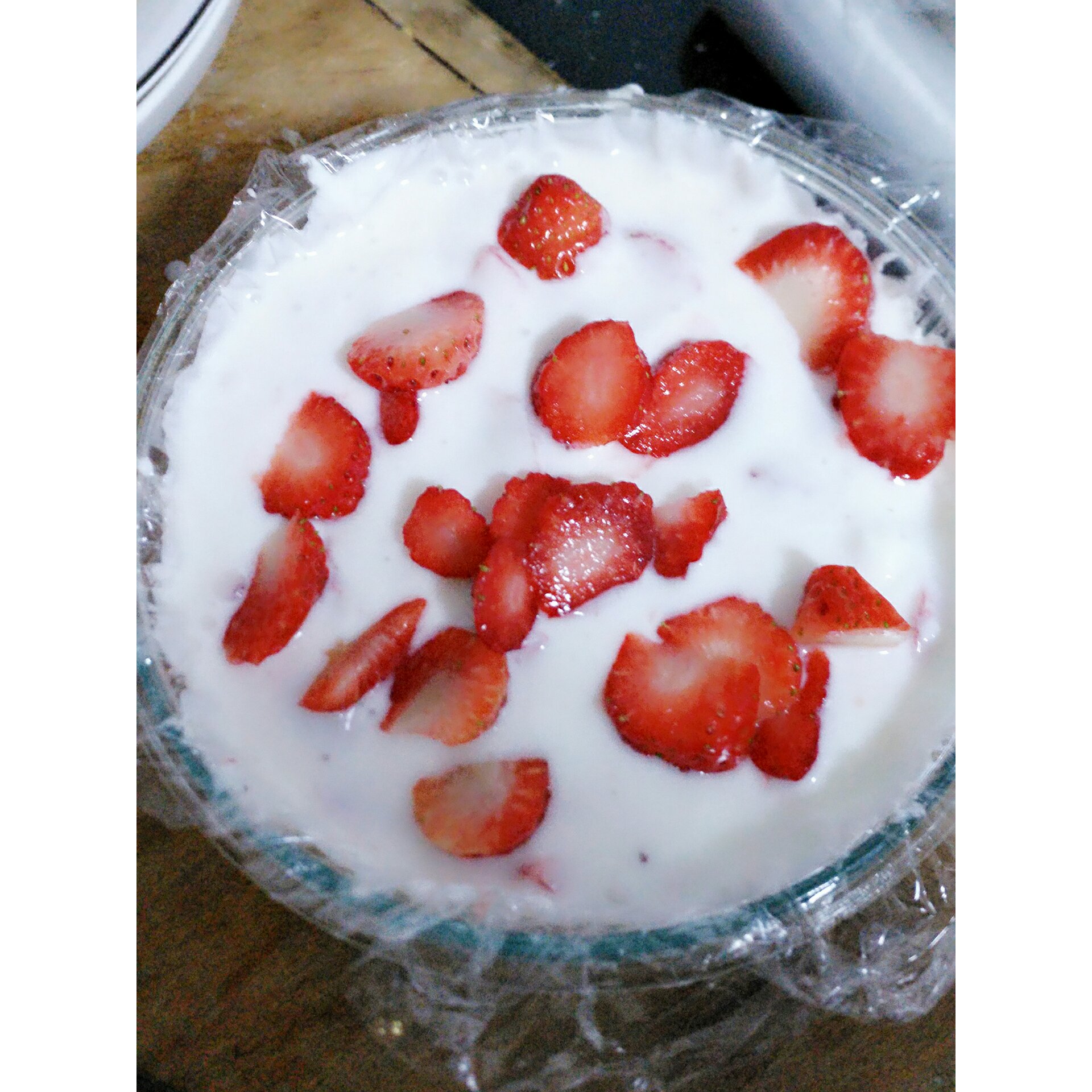草莓冻酸奶