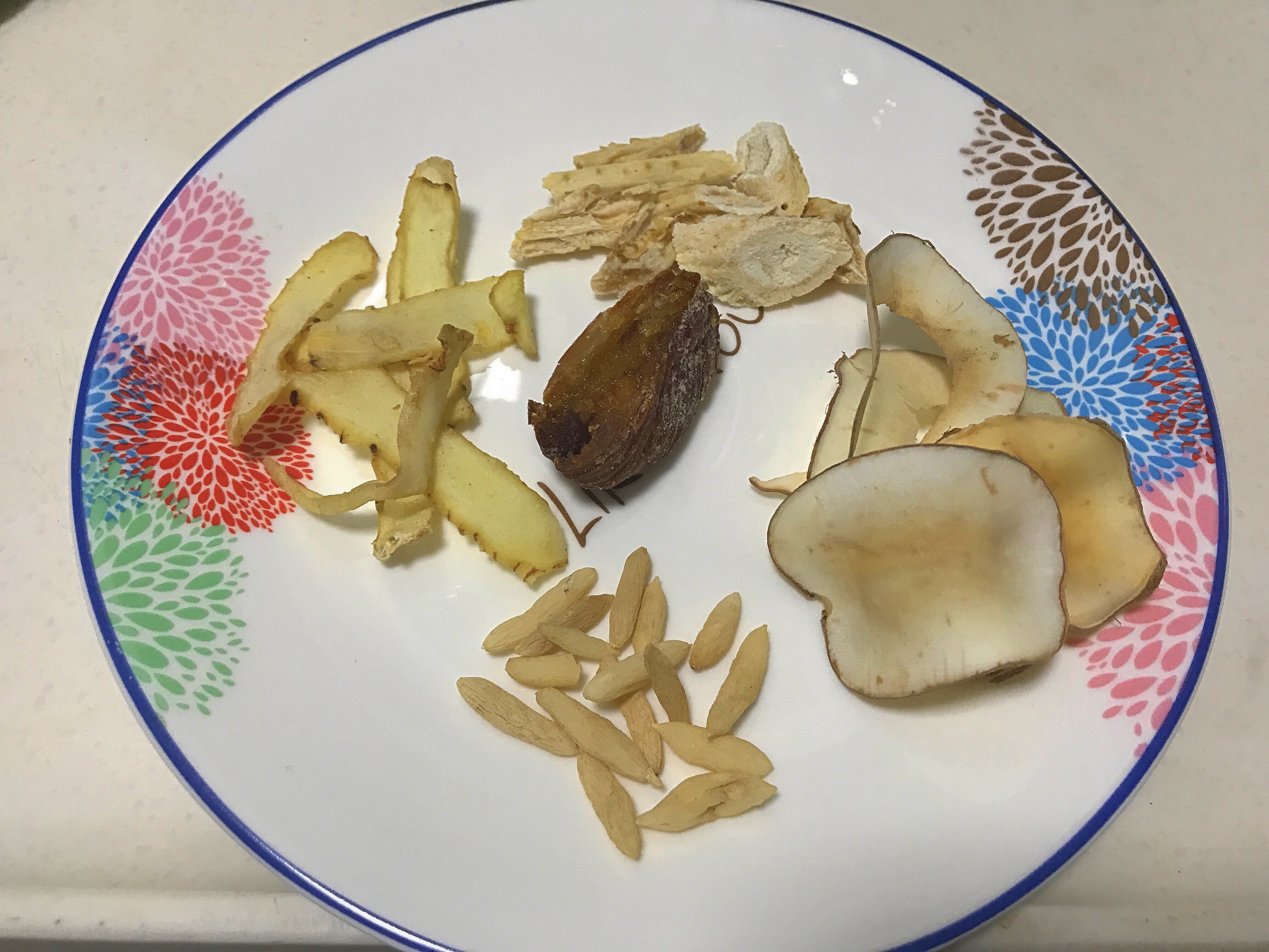 沙参玉竹麦冬蜜枣海底椰猪骨汤的做法