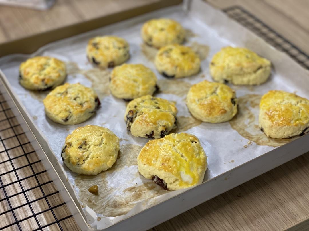 超级松软完美裂纹的司康-English scones
