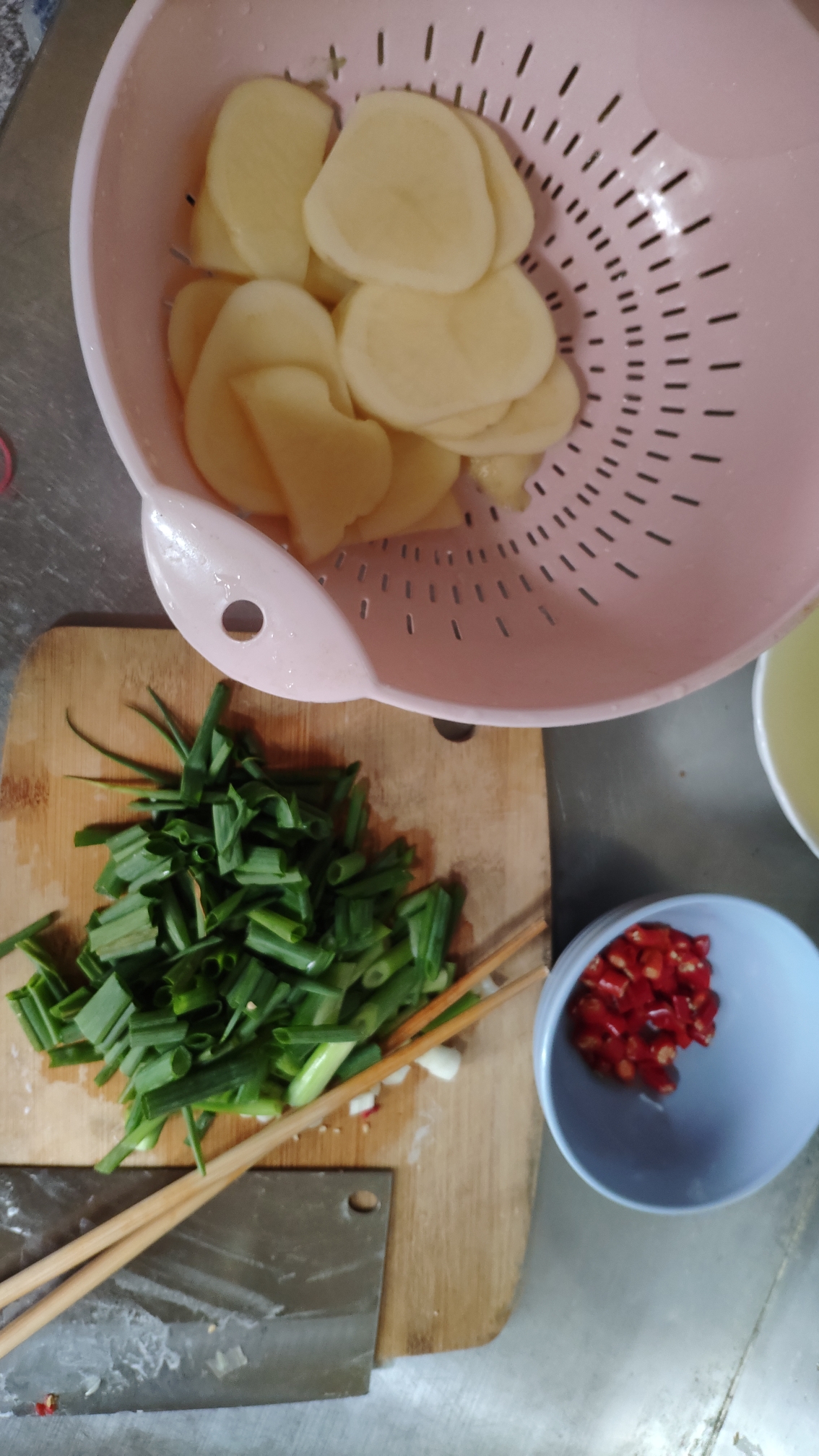 干锅土豆片+快乐肥宅面的做法 步骤1