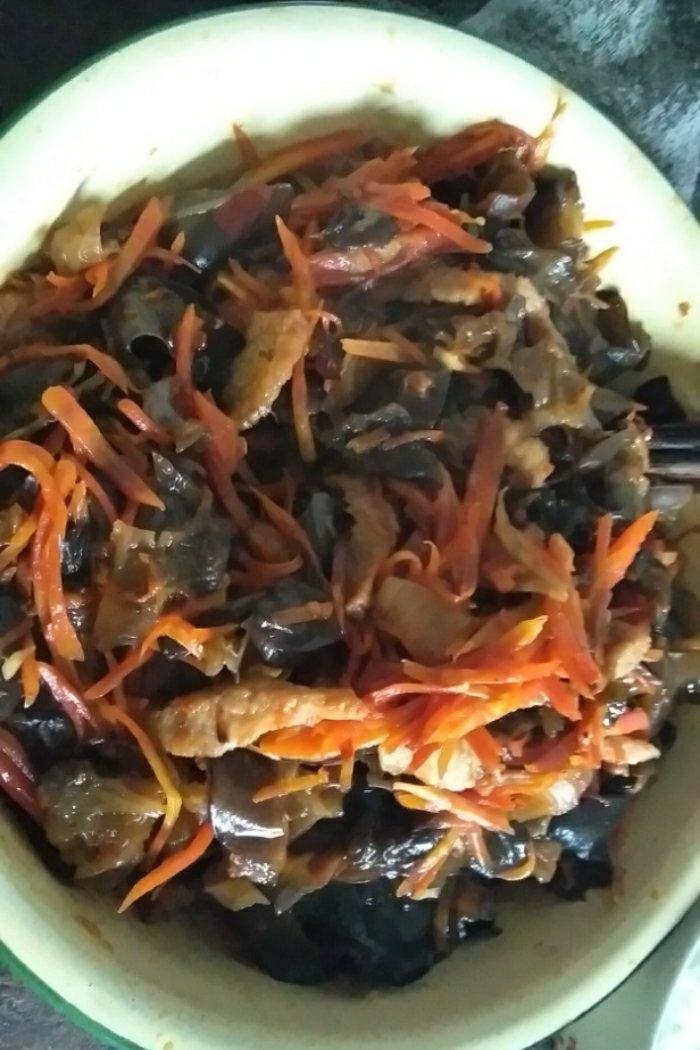 胡萝卜木耳炒肉