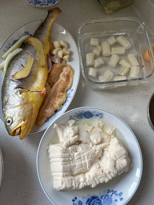 大黄鱼豆腐汤的做法 步骤1