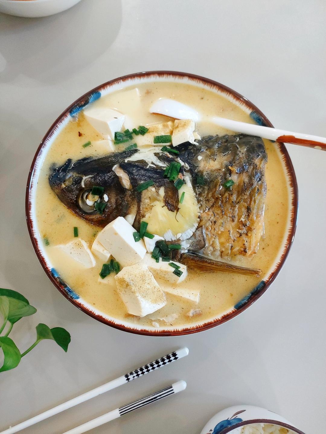 鱼头汤（鱼头豆腐时蔬汤、味鲜汤白有窍门)