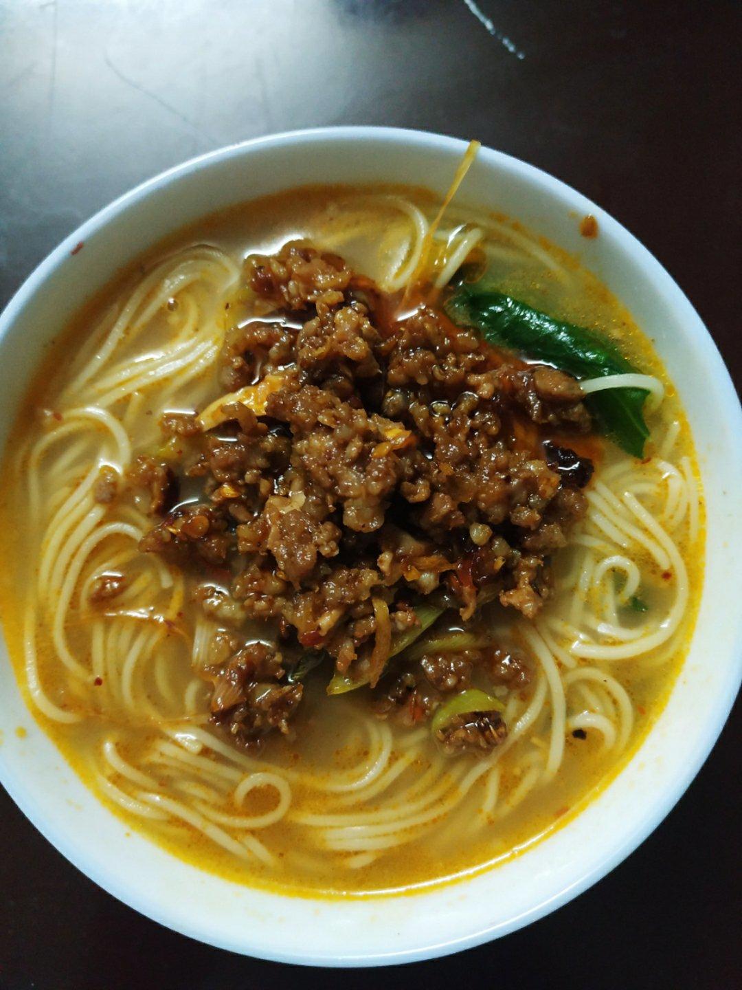 晚餐要好好吃，肉臊子面条来一碗