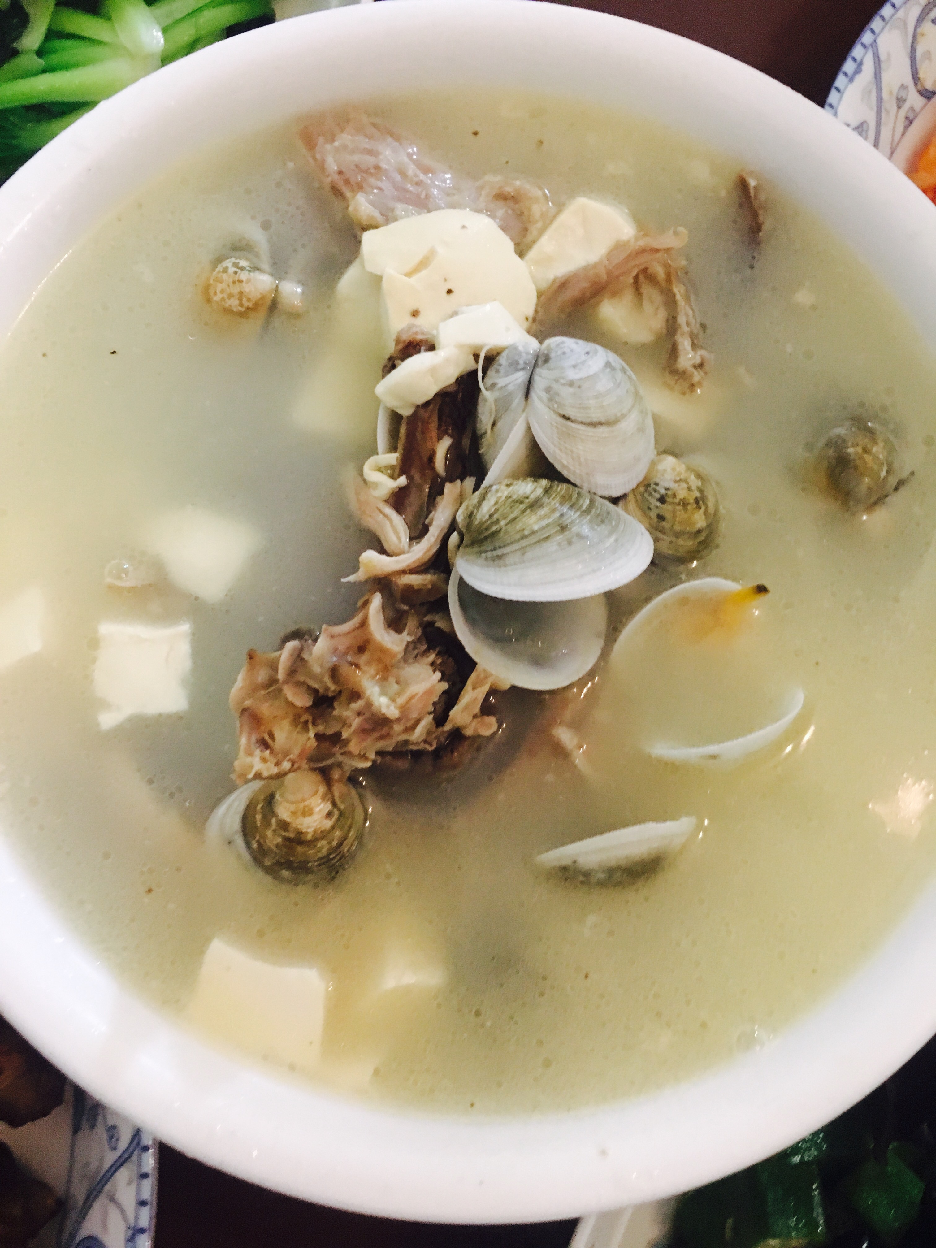 鸭架豆腐蛤蜊汤的做法
