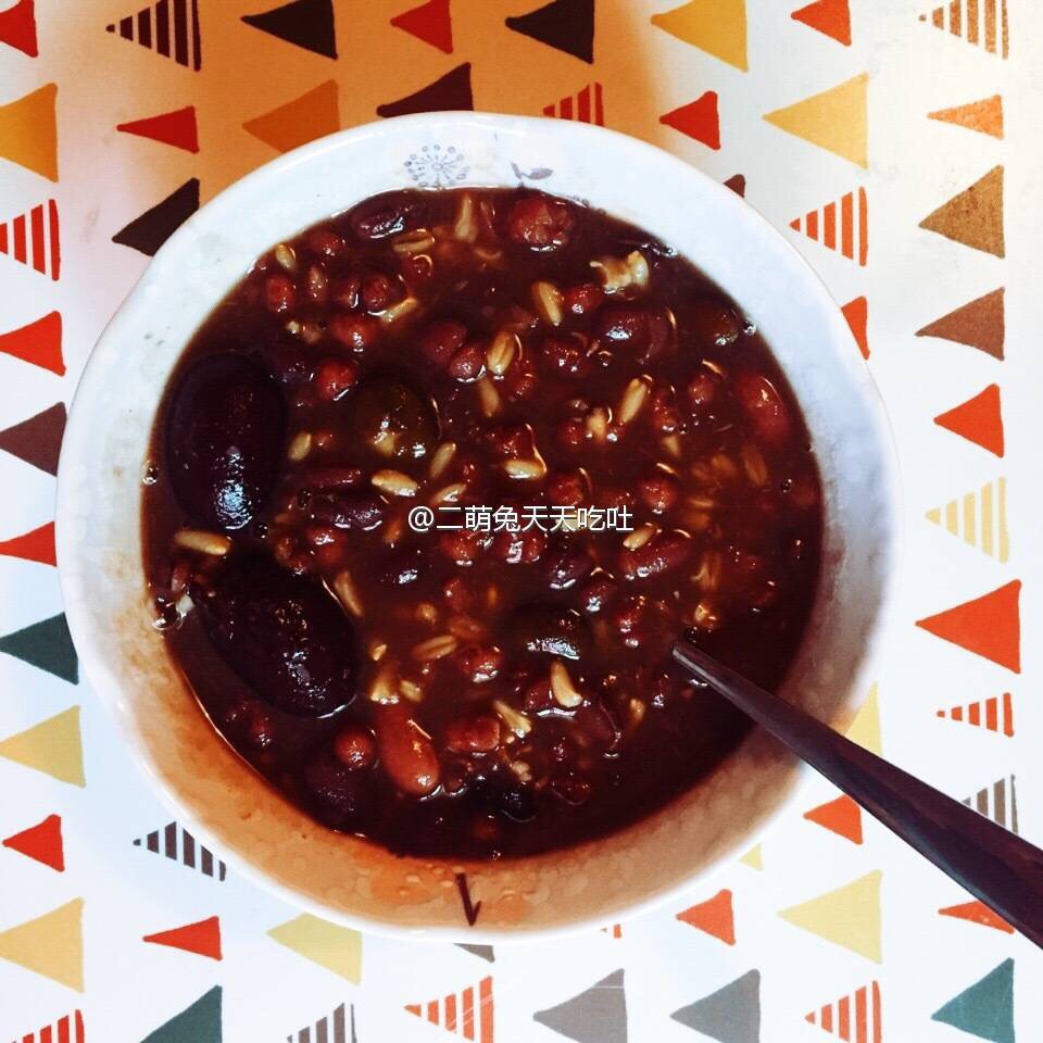 红豆薏米粥 (Red Bean and Pearl Barley Congee)