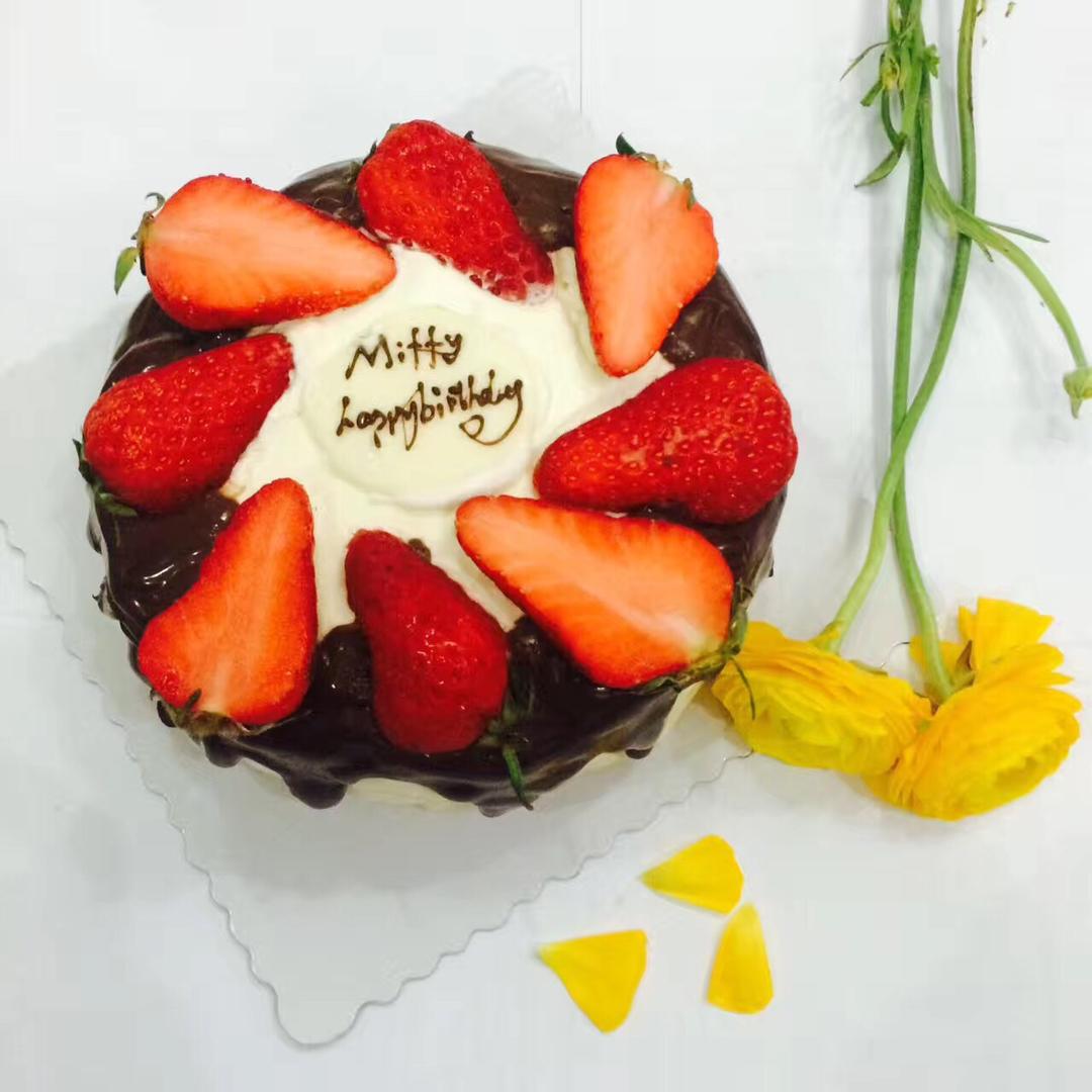 巧克力淋面滴落蛋糕