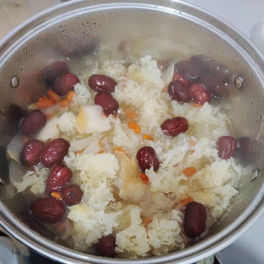 春季养生～冰糖银耳雪梨🍐枸杞红枣汤