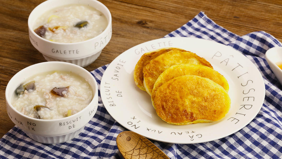 皮蛋瘦肉粥与煎馒头片｜太阳猫早餐