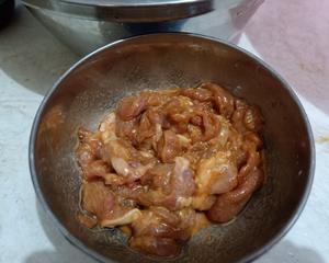 超级下饭的杏鲍菇炒肉的做法 步骤2