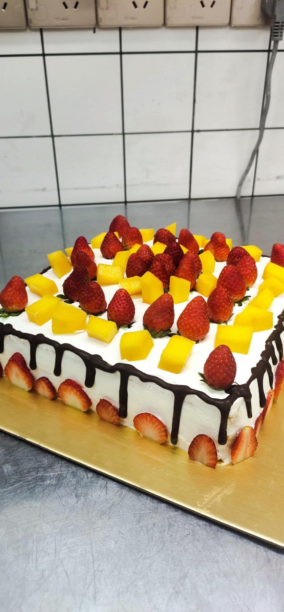 巧克力淋面生日蛋糕