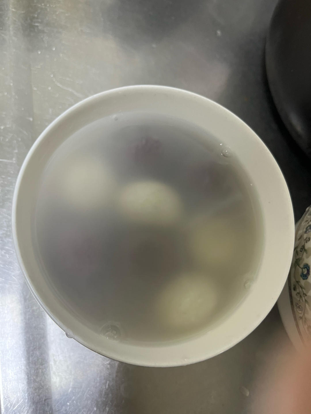 元宵康康能吃5个，不愿意吃芋泥的~愿意吃红豆的