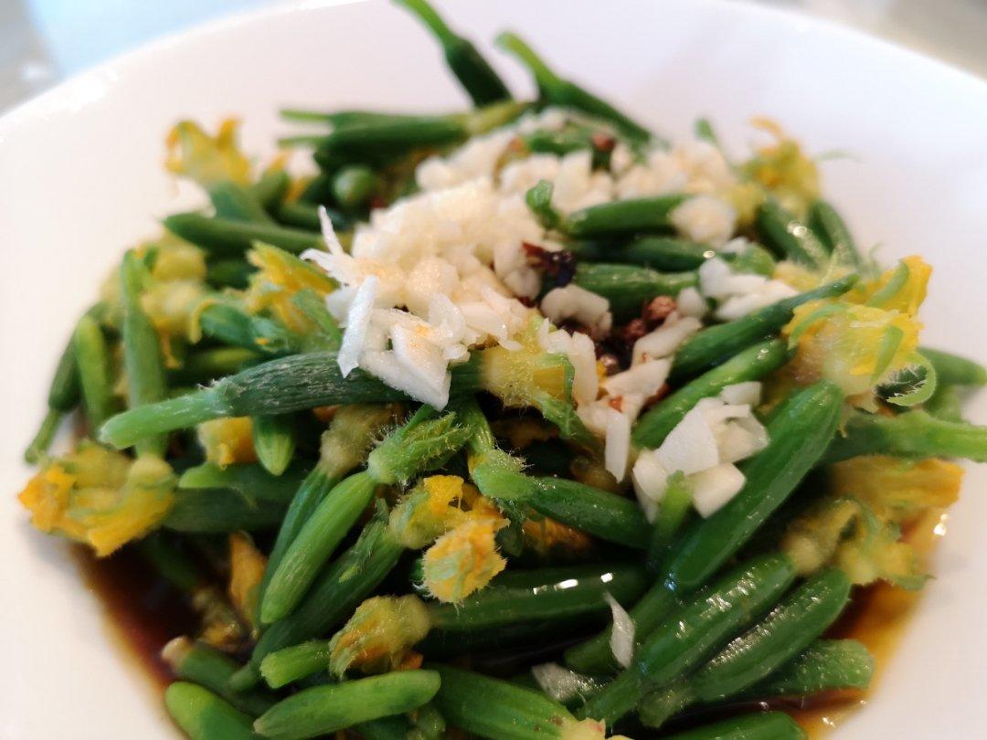 小黄瓜花 cora zou做的凉拌小黄瓜花 赞 小黄瓜花,盐,老抽,醋,糖,蒜蓉