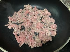 葱油烧肉炒面（如何烹饪爱出水的牛肉？）的做法 步骤3