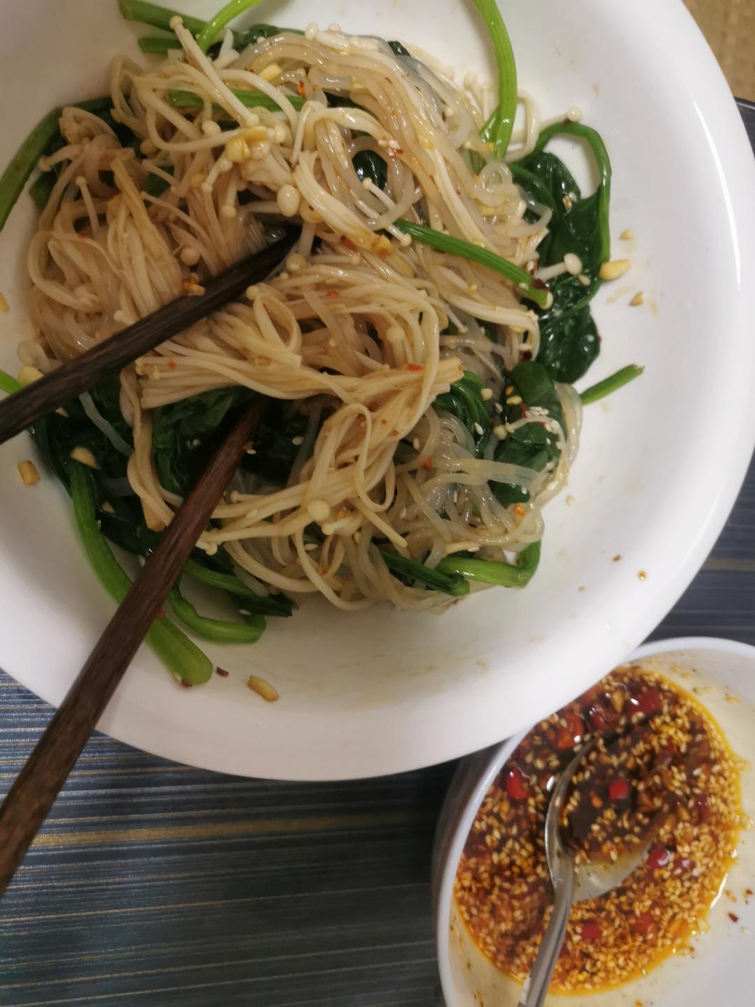 解馋减脂餐！酸辣开胃又下饭的菠菜拌金针菇