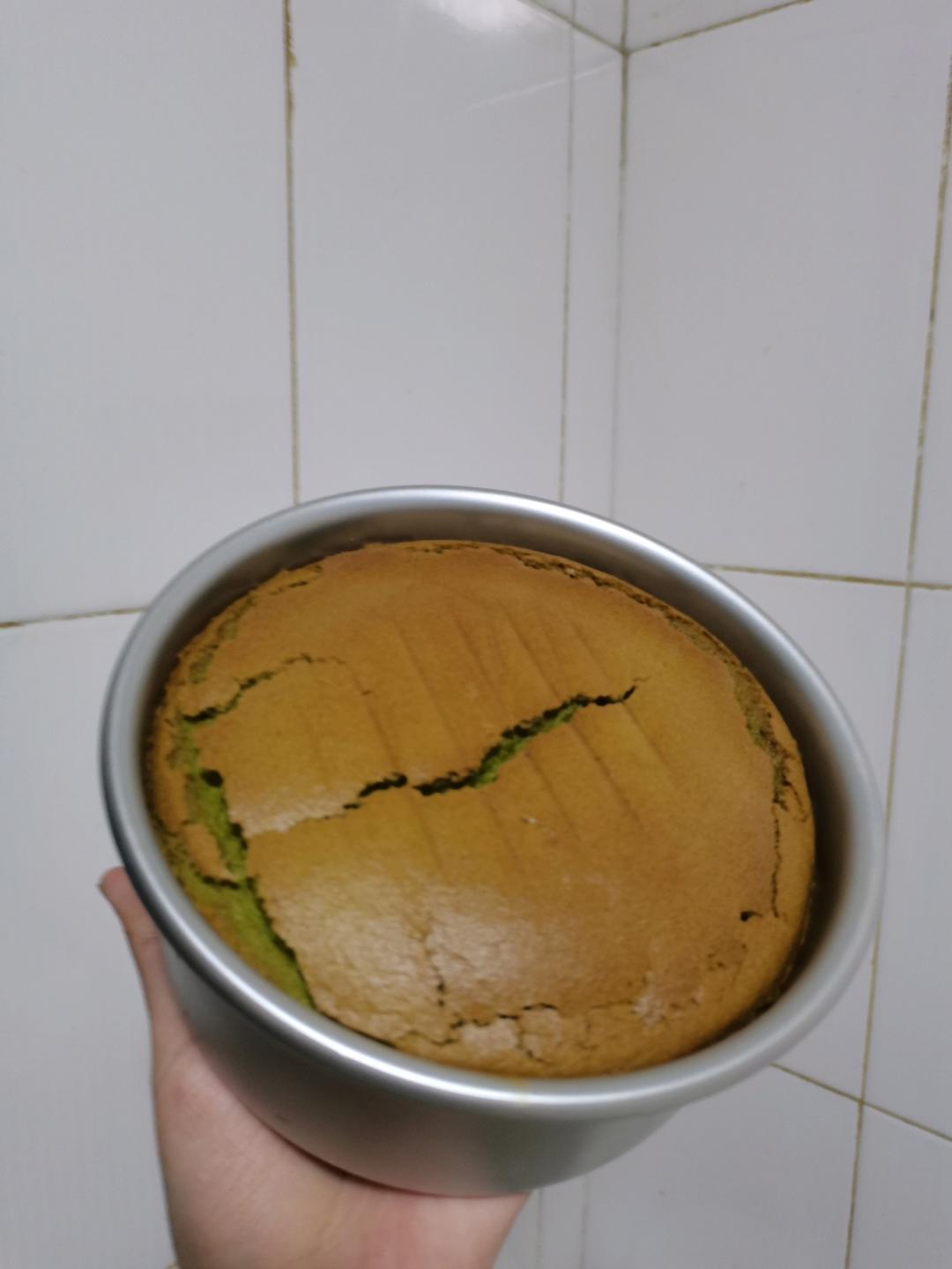 6寸抹茶戚风蛋糕，就算出现东非大裂谷，也一样好吃！不影响口感的！