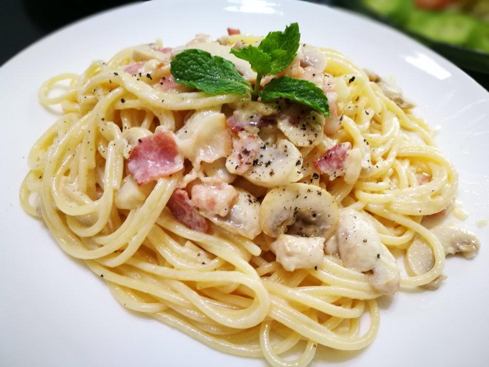 白素y9ti做的白蘑菇奶油培根意面