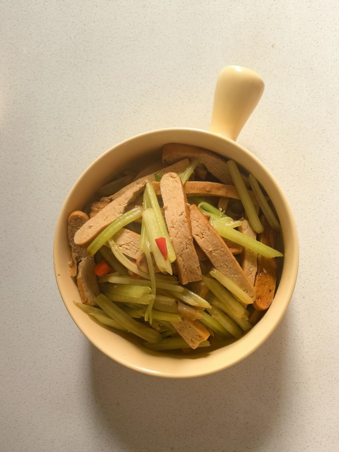 让何老师好吃到哭的同款芹菜炒香干，真的超美味