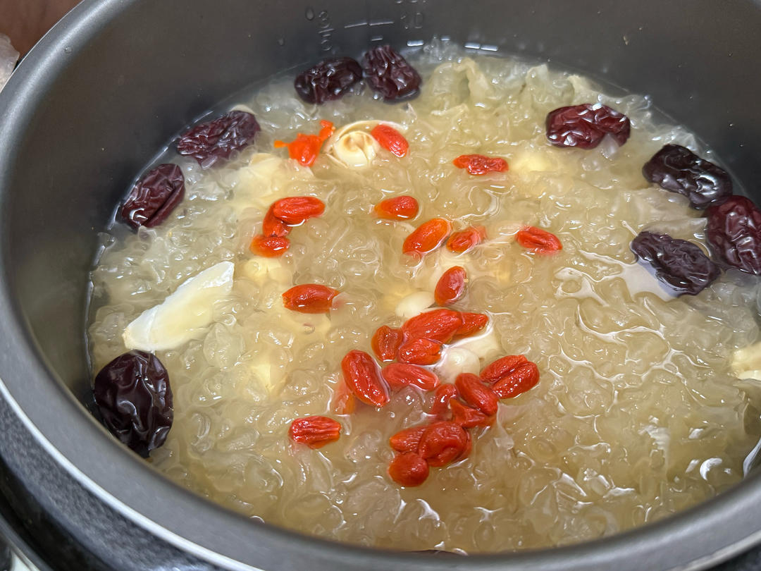 红枣银耳莲子羹（有出胶质、出胶，懒人的电压力锅版）