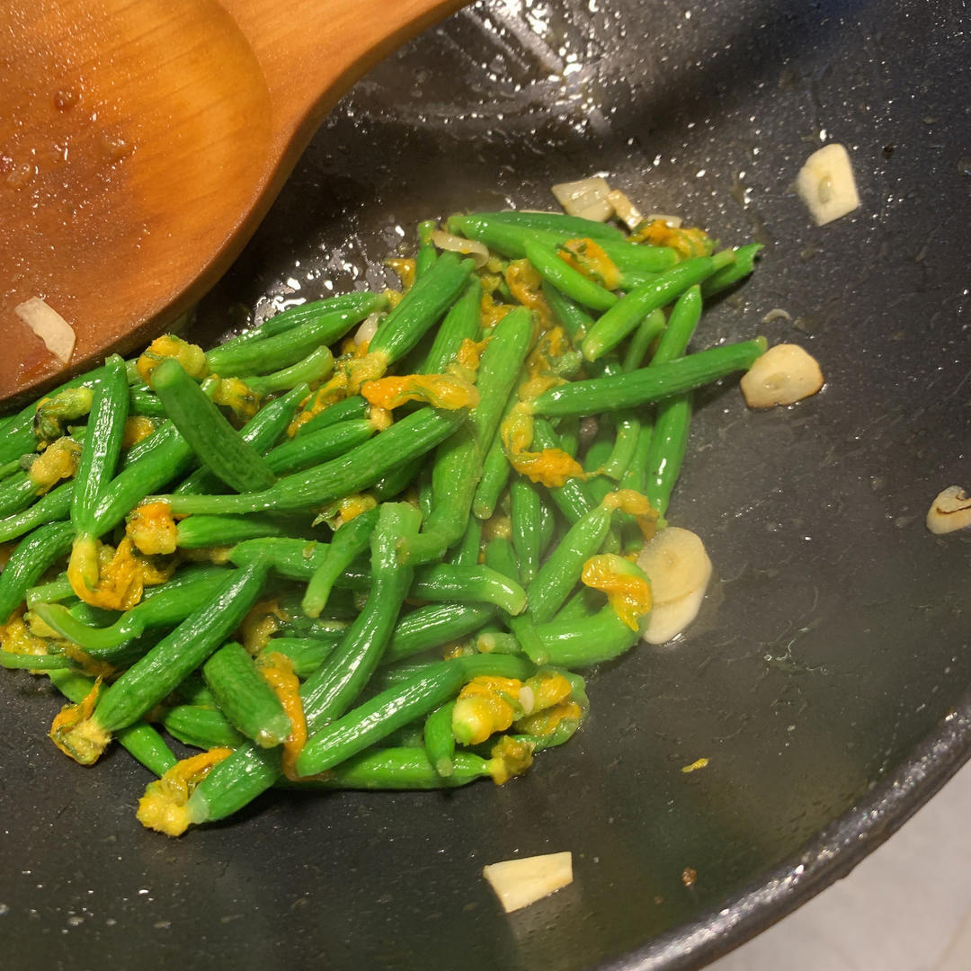 清炒顶花黄瓜仔