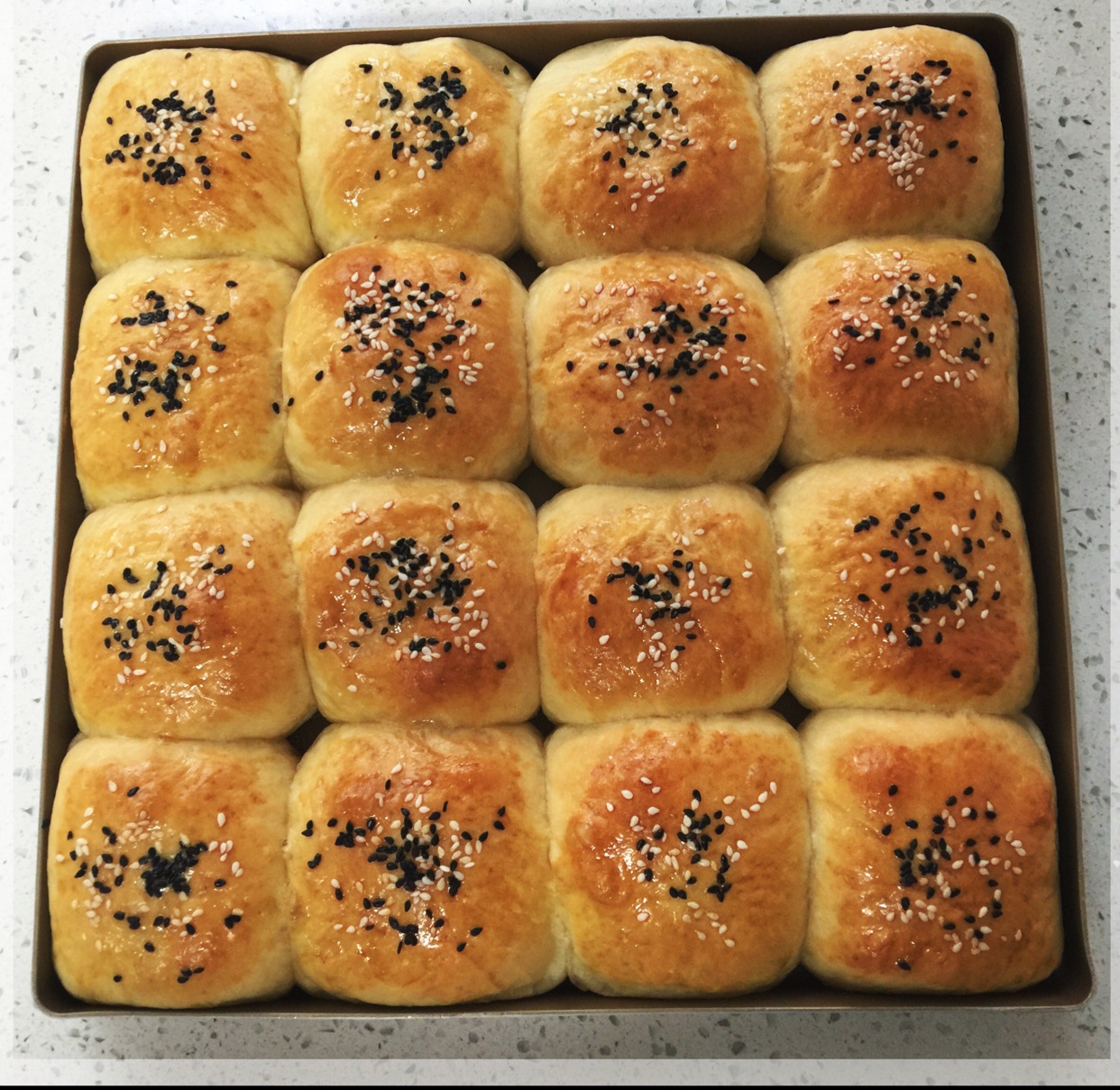 大人小孩都爱不释口的【蜂蜜牛奶小餐包】