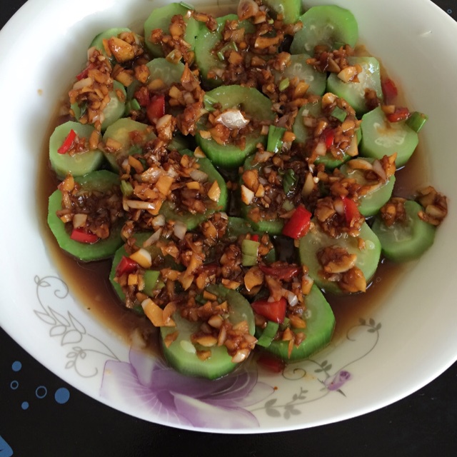 只需要五分钟就可以的美味蒜蓉蒸丝瓜