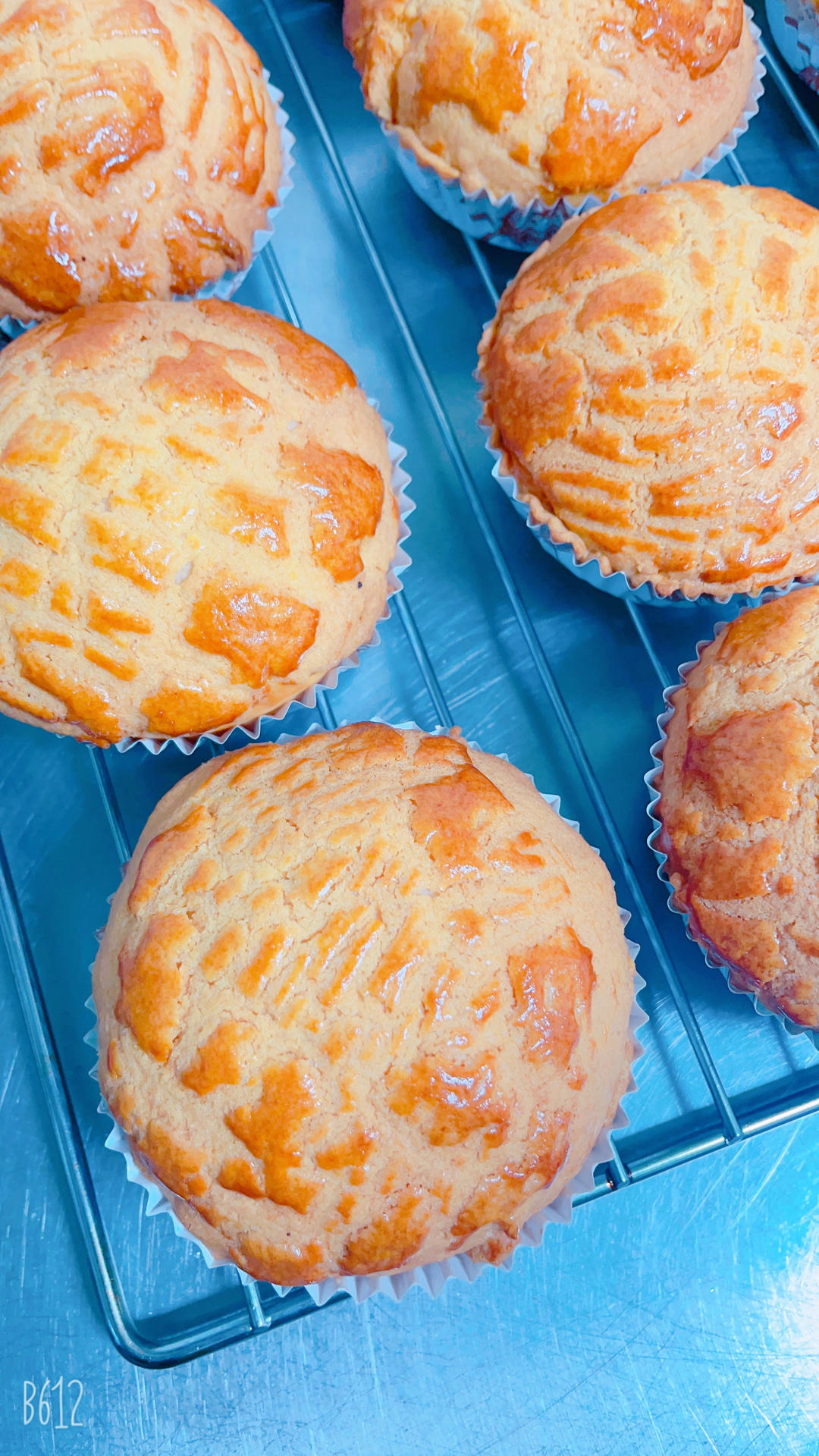 做100款面包の12：在家开茶餐厅!港式菠萝包 –不划格子自然裂开的香酥脆皮！菠萝油/酥皮包