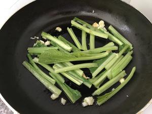 蒜香春菜（叶子不会烫黄的方法）的做法 步骤1