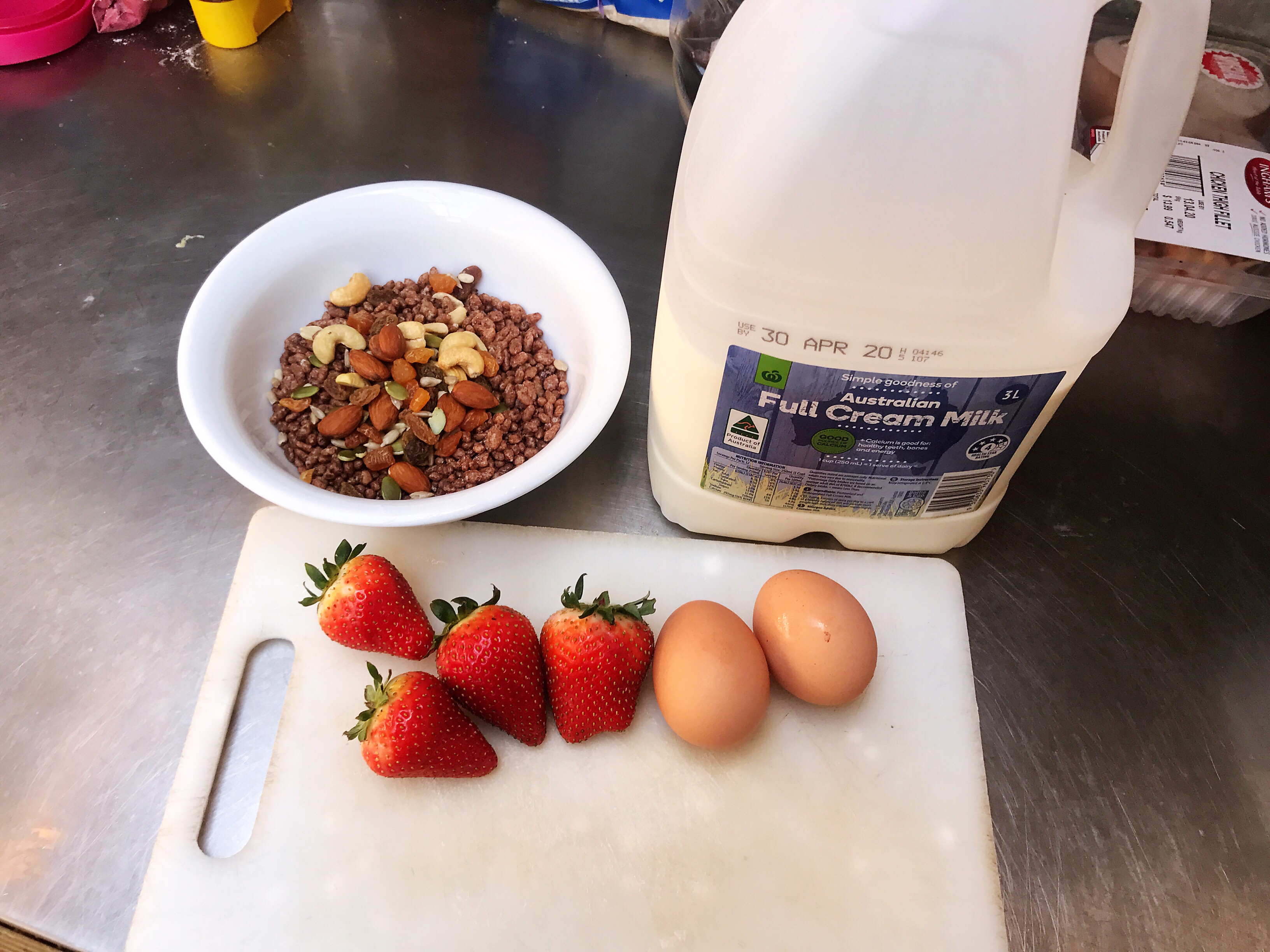 快手营养早餐《草莓鸡蛋沙拉》完全没有技术含量的做法 步骤1