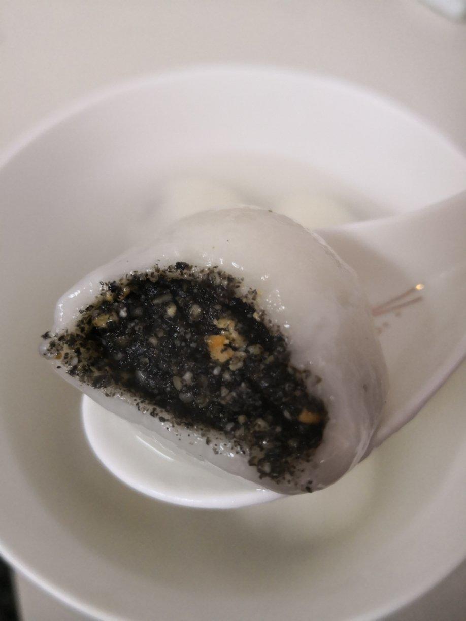 花生黑芝麻汤圆