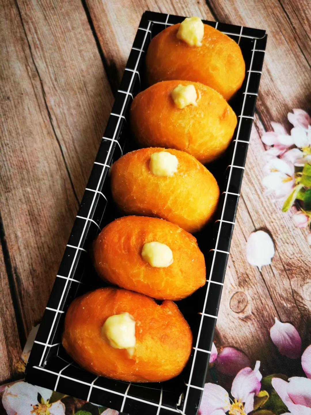 好吃到哭泣的甜甜圈VANILLA CREAM-FILLED DOUGHNUTS