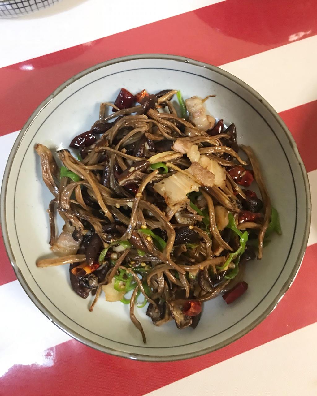 五花肉干锅茶树菇