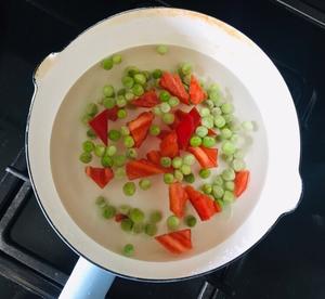 菠萝炒虾仁，餐桌上的一道彩虹的做法 步骤2