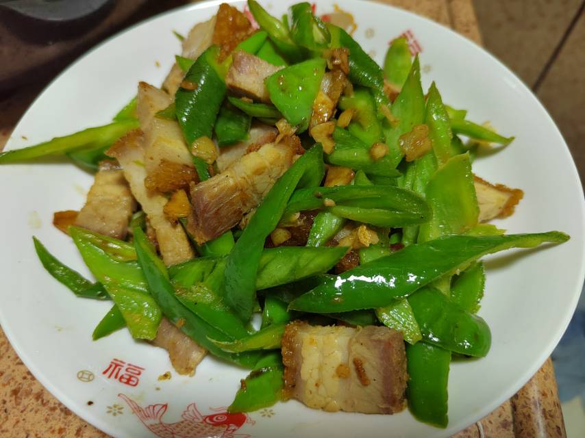超下饭的青椒炒烧肉让你停不下来