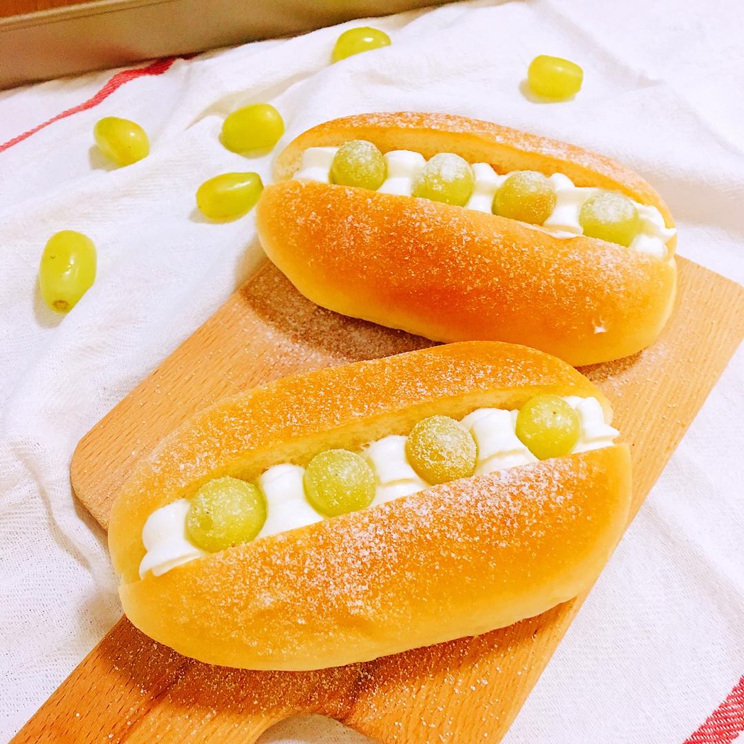 儿时去面包房必买的［椰丝奶油包］