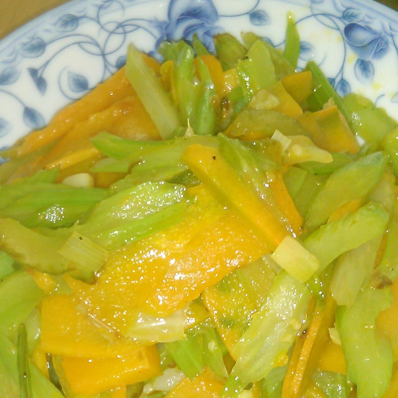 南瓜炒芹菜的做法 步骤3