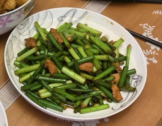 简单易做的下饭菜－蒜苔炒肉