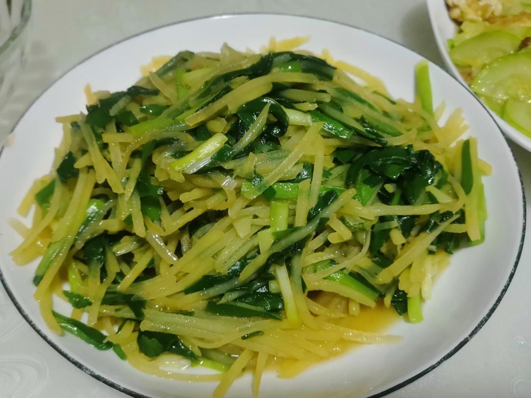 家常土豆丝炒韭菜