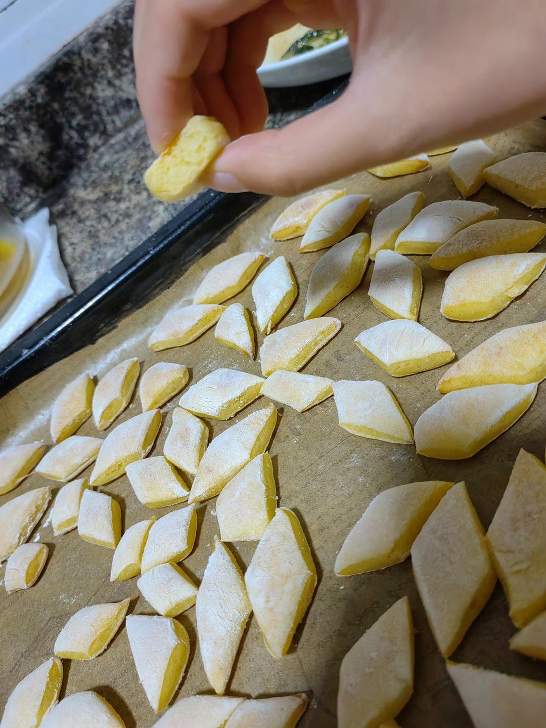 三个鸡蛋一碗面就能做出的小零食 哄娃神器 孩子一口一个喜欢的停不下来 附细节视频详解