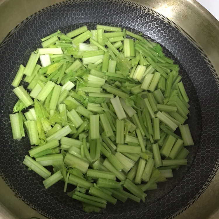 素炒芹菜腐竹的做法 步骤4
