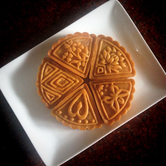 广式月饼—蛋黄莲蓉月饼