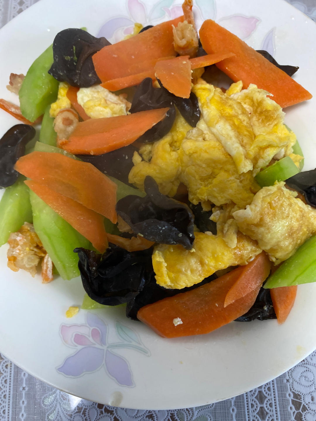 胡萝卜黄瓜虾仁炒木耳