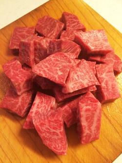 ☆ステーキで簡単！ビーフシチュー☆  红酒蔬菜炖牛肉的做法 步骤2