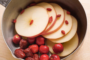 苹果刮油汤的做法 步骤2