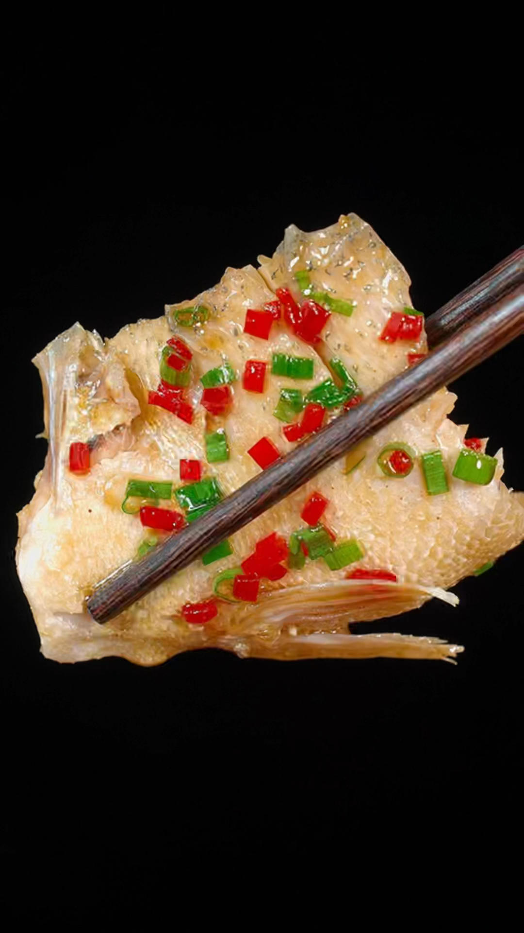 以后你把鲈鱼钓回来，你就像我这么做。鲈鱼的新做法，鱼中有蛋，蛋中有鱼，鲈鱼肉嫩味美，鸡蛋嫩滑爽口的做法