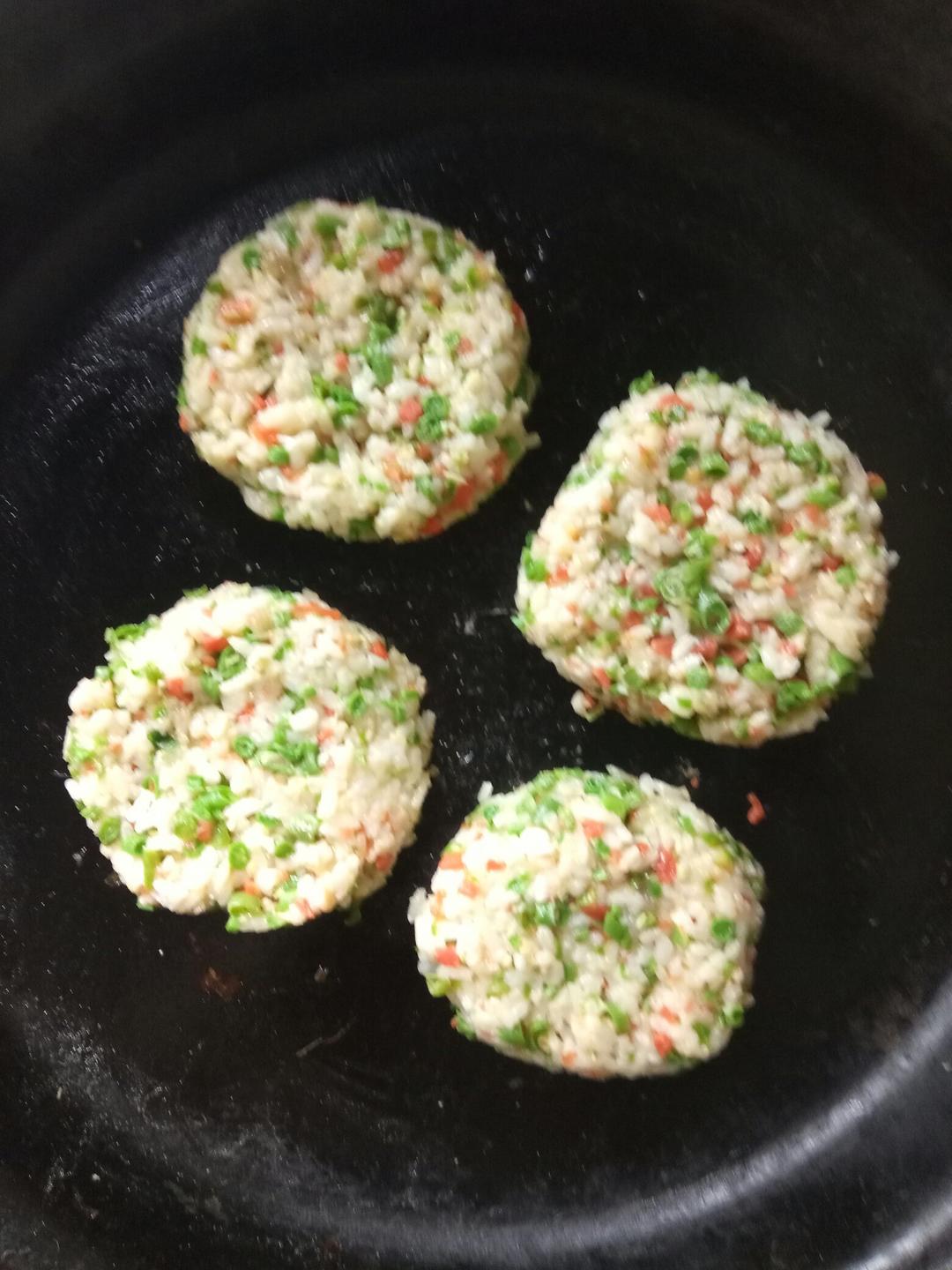 宝宝吃饭难上天？你只需这样花点小心思！
鲜虾蔬菜米饼