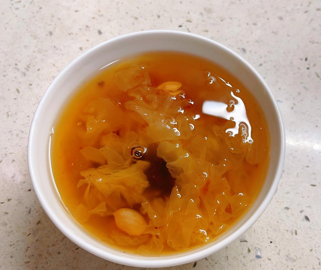 桃胶银耳红枣羹