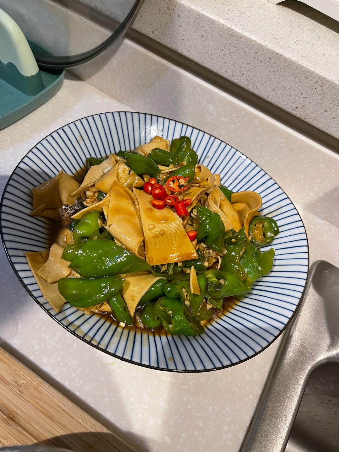 不用厨艺的尖椒干豆腐