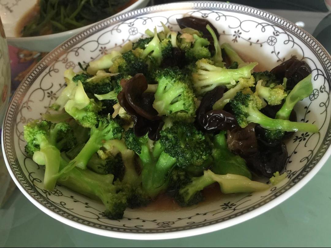 清炒西兰花木耳的做法