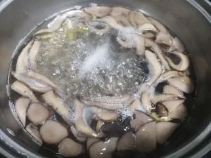 简易养生菌子乌冬素汤面的做法 步骤3